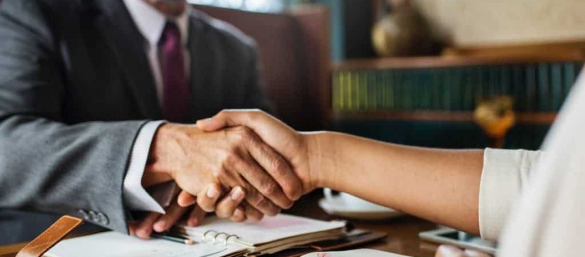 Person agreeing to no-win no-fee timeshare service